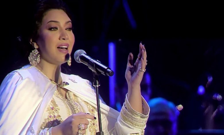 Asmaa Al-Munawar accende l'entusiasmo del pubblico sulla corniche Bouregreg di Rabat
