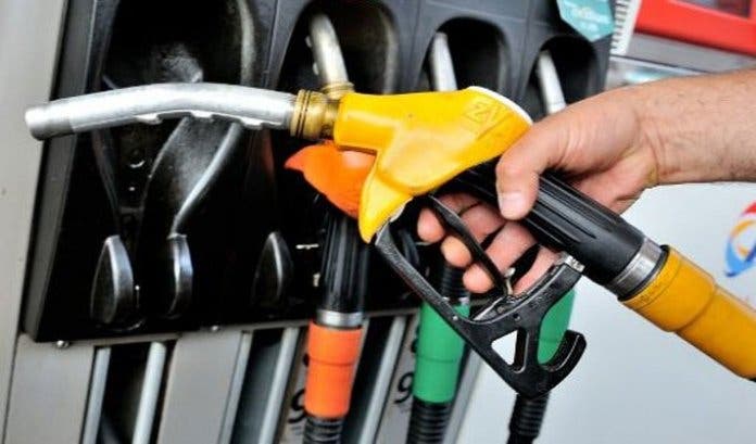 Pour le quatrième mois consécutif... le prix de l'essence diminue de 20 cents le litre