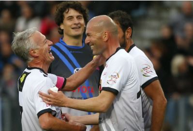 Didier Deschamps trouve que Zinédine Zidane « est un très bon candidat, naturel » à sa succession.