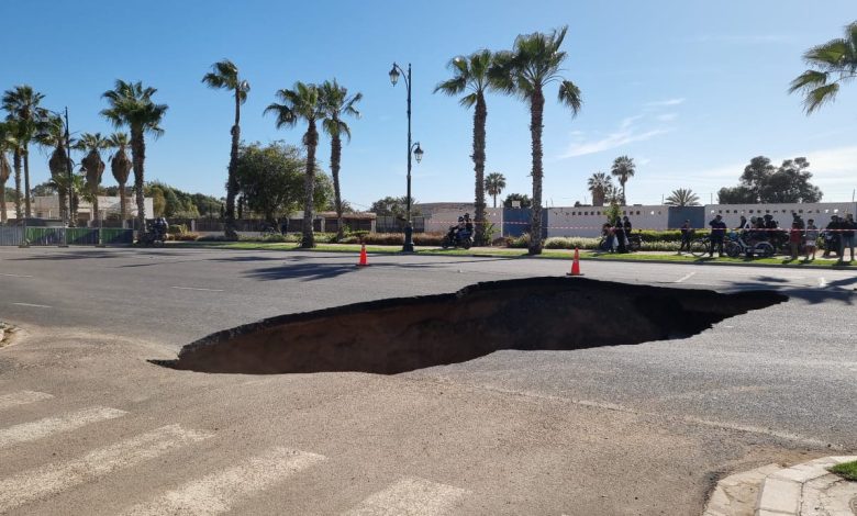 Urgente: un buco gigante che appare nella strada più bella di Agadir (foto)
