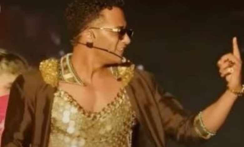 Mohamed Ramadan solleva la bandiera dell'Egitto al festival "Cochlla" e solleva la controversia con il suo aspetto
