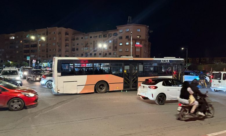 Il bus "Alza" fatiscente provoca traffico e traffico a Marrakech (foto)