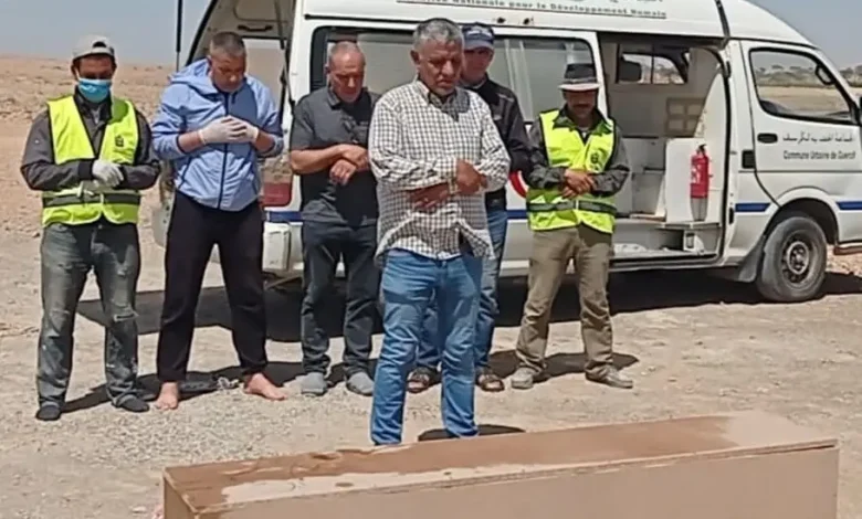 Sceaco .. la sepoltura di un corpo sconosciuto dopo 6 mesi di trovarlo in un pozzo abbandonato