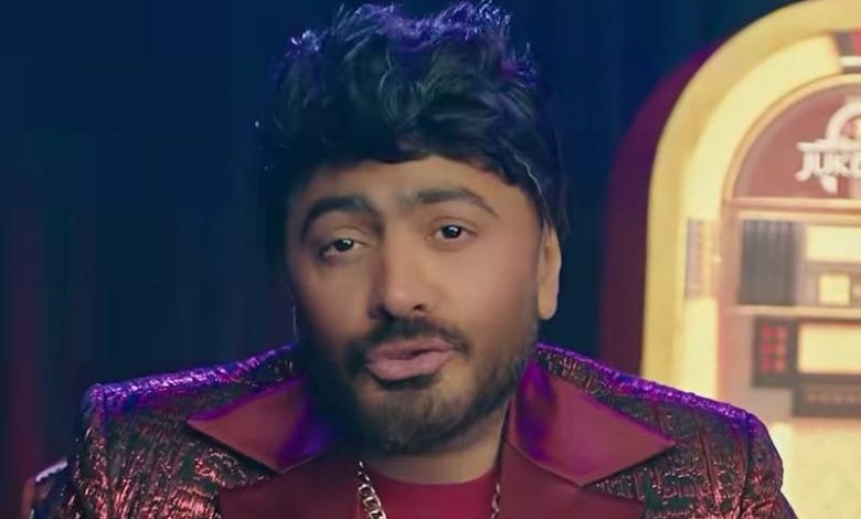 Tamer Hosni si sta preparando a sperimentare una canzone popolare e sorprende il pubblico con il suo look