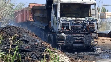 Un incendio che divora un camion completamente sulla strada da Al -madouz a Tamara