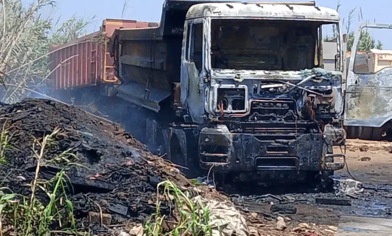 Un incendio che divora un camion completamente sulla strada da Al -madouz a Tamara