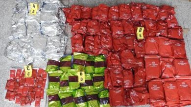 Una persona in possesso di una quantità di miele di contrabbando in Marrakech
