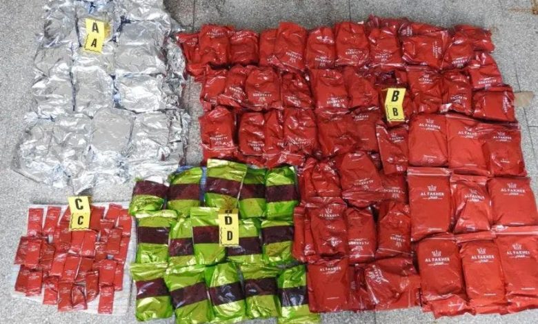 Una persona in possesso di una quantità di miele di contrabbando in Marrakech